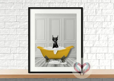 Precioso poster en blanco y negro con la bañera de color amarillo con tu mascota dentro.