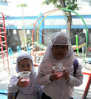 gb. alya dan silvia memegang sop buah (cooking class)