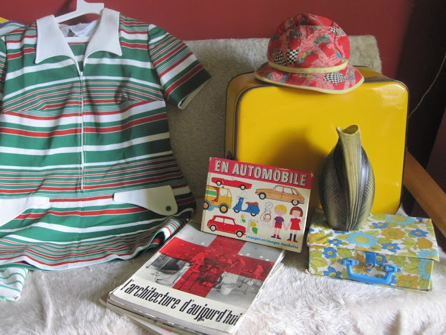 vintage 70s striped dress , red white and blue 60s dress ...  Hot Rod children hat , black and yellow striped  vase , books ... 1960 60s 1970 70s 1980 80s 1950 50s mid century atomic vintage design architecture d aujourd'hui Emmaus Saint Agnant Rochefort / Saint Romain des Benets Saujon