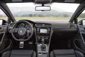 Interior view of 2015 Volkswagen Golf R