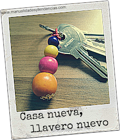 DIY Llavero multicolor de abalorios de madera / colorful key ring / porte-clés coloré fait avec des perles en bois
