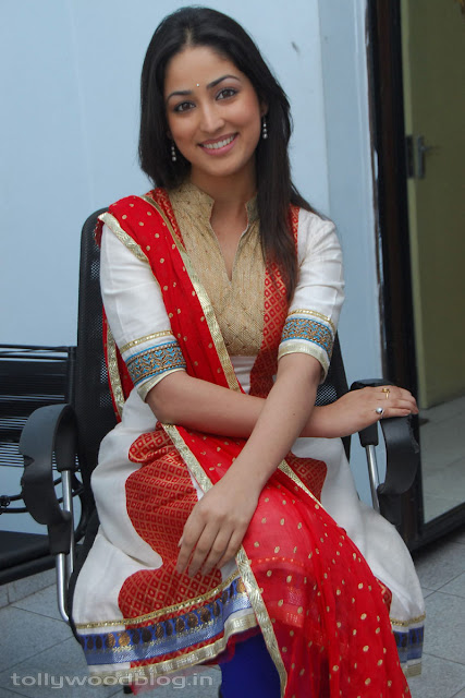 Photos Yaami Gautham Telugu Actress Cute Stills navel show
