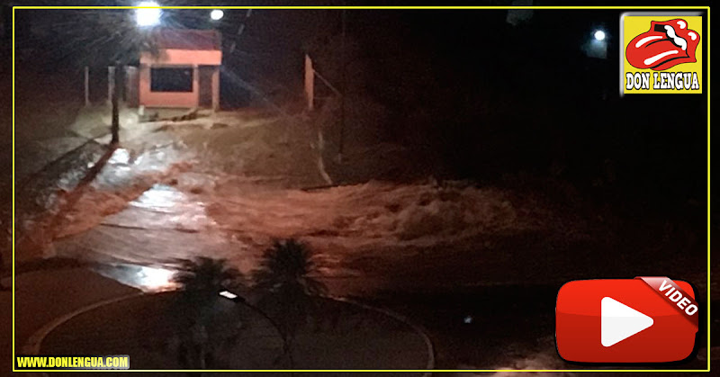 Estalla tubería de agua en la Urbanización Lomas del Sol