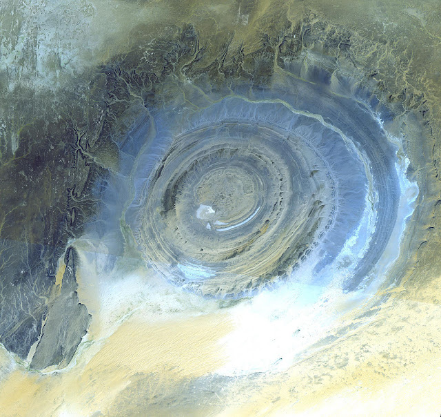 Imagen del ojo del Sáhara (por la NASA)