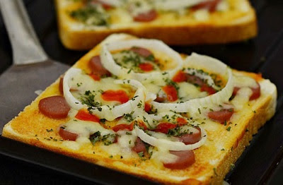  kali ini kami akan sedikit berbagi resep olahan yang sangat menarik Resep Pizza Mini Dengan Roti Tawar Sederhana Enak