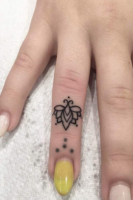 50 lindas tatuagens para os dedos que vão inspirar vocês!