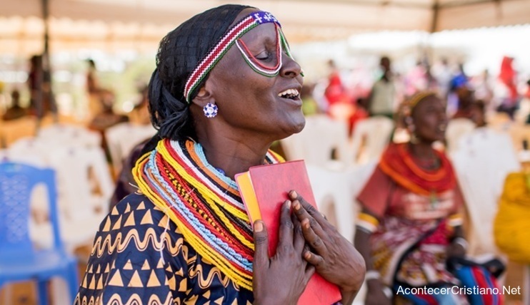 Mujer cristiana de la tribu Rendille en Kenia