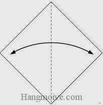 Bước 1: Tạo nếp gấp tờ giấy bằng cách gấp đôi tờ giấy lại sau đó lại mở ra.