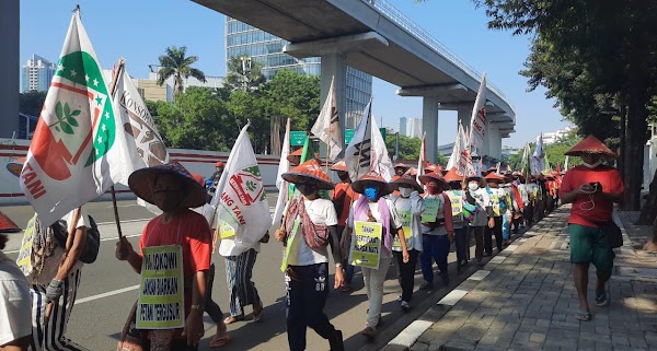 Sudah Ketemu Jokowi, Ratusan Petani Kembali Beraksi, “Sofyan Djalil Tidak Sejalan dengan Perintah Presiden”