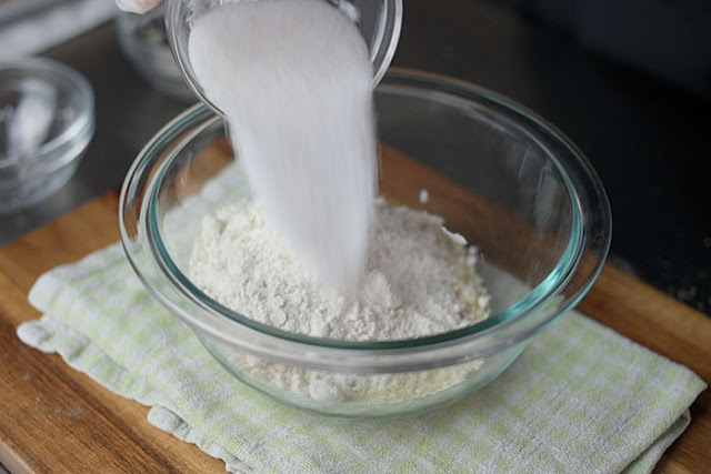 Mix flour, sugar and almond meal