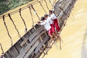 Siswa SD Sebrangi Jembatan Rusak Jafi Berita Internasional