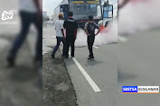 Ugal-Ugalan, Bus Tabrak Pemotor hingga Terbakar di Jombang