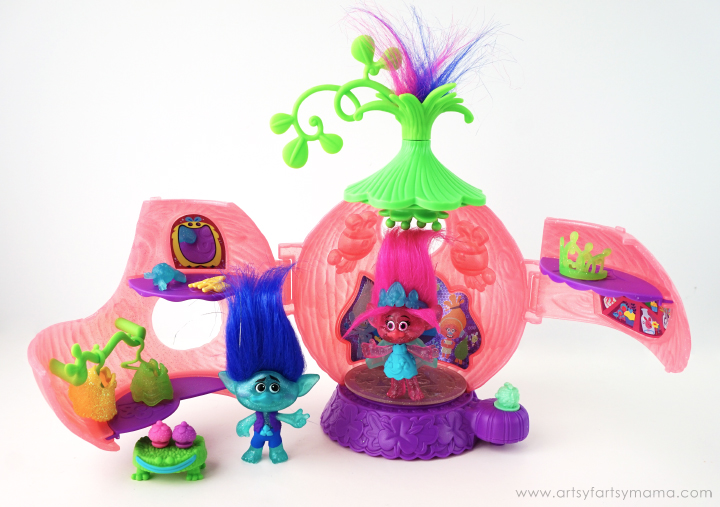 Trolls Gift Guide 2016: DreamWorks Trolls Poppy's Coronation Pod playset