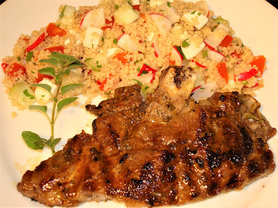 ESPECIAS PARA LAS CHULETAS 2 chuletas de pierna de cordero gruesas. 2 cucharaditas de orégano fresco picado. 2 dientes de ajos picados. ½ cucharada de jugo de limón ¼ cucharadita de pimienta negra. Sal a su gusto.