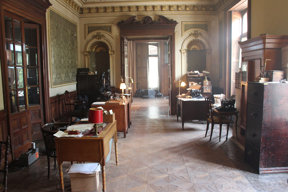 Interior del palacete de la Finca Munoa durante el rodaje de la película Gernika