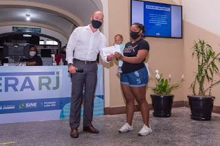 Vitória Figueiredo Cruz recebe o cartão do programa estadual das mãos do Prefeito Vinicius Claussen