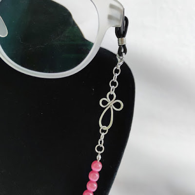 Cat Eye Face Mask / Eyeglasses Chain - Close-up of the Clover leave