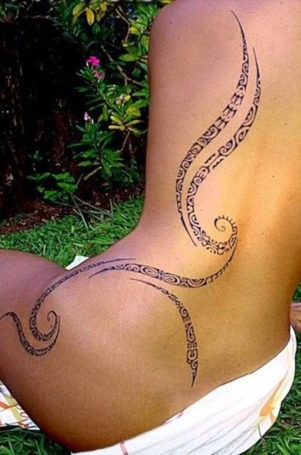 Imagen de Modelo con tatuaje maori o tatuaje polinesio;