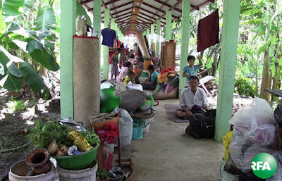 ေရႊေပါကၠံၿမိဳ႕နယ္က ဆင္ဖုန္ရြာကို ဇြန္လ ၁၂ ရက္ေန႔က လူအင္အားငါးရာေလာက္က ဝင္ေရာက္ဖ်က္ဆီးရာမွာ ေက်းရြာသားေတြ ဘုန္းႀကီးေက်ာင္းမွာ ခိုလႈံေနရစဥ္ Photo: Wai Mar Tun/RFA