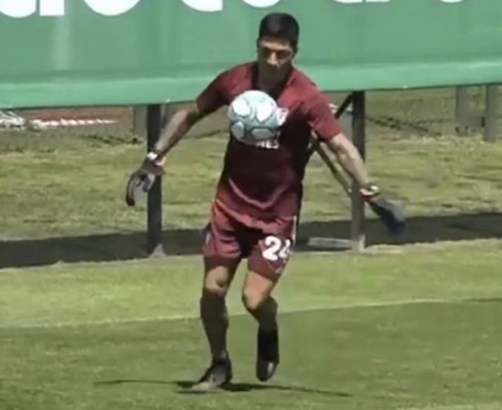 Enzo Pérez atajando en la práctica de River Plate.