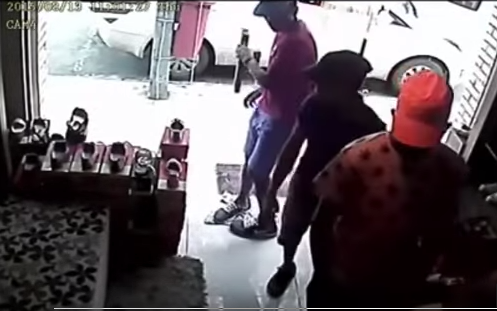 Vídeo mostra assalto a loja em Caruaru e, ao tentar registrar queixa, proprietário encontra delegacia vazia