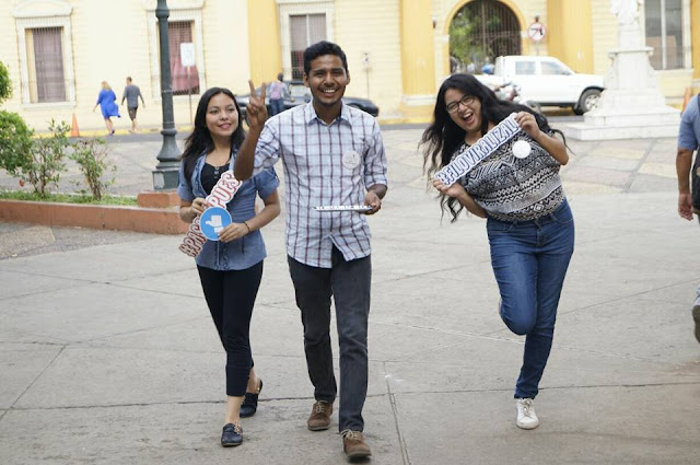 Voluntarios de Nueva Acrópolis celebran Día Internacional de la Mujer entregando frases en el centro histórico de Santa Ana