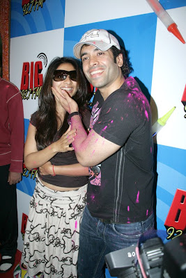 Tusshar Kapoor and Tanisha Mukherjee play Holi at Big 92.7 FM