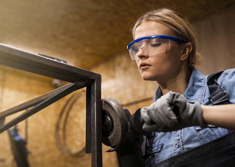 female-welder-using-angle-grinder