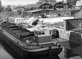 One of the last barges to be seen on the Canal (New River Ancholme) in Brigg during the early 1970s. KEN FISHER COLLECTION.