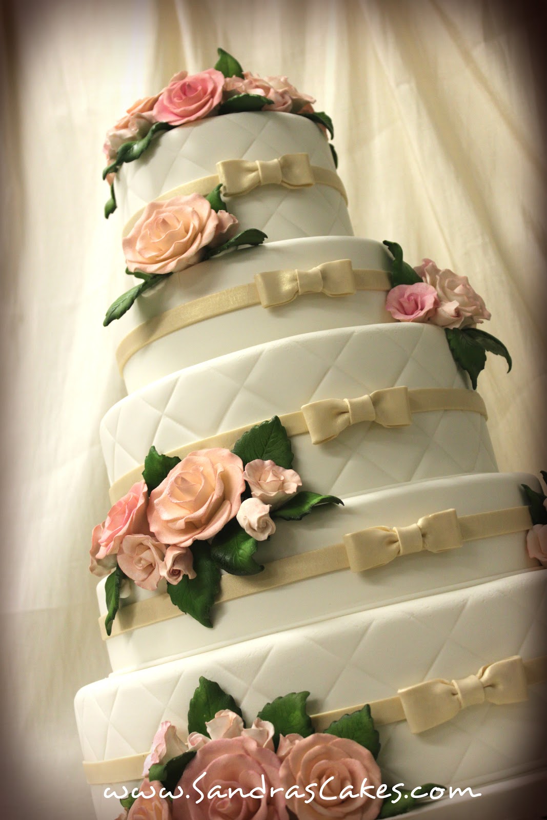 beautiful wedding cake Posted by Sandra's Cakes at 6:19 PM