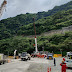 En la tarde de este miércoles 28 de junio llegaron a Hidroituango los cinco camiones cama baja con las tres piezas extrapesadas que componen la compuerta o mamparo, que próximamente será instalada en la captación número tres de la Central.  Tras un recorrido terrestre de 175 kilómetros, entre La Tasajera y el sitio de obras principales de Hidroituango, arribó la caravana con las piezas, que fueron inspeccionadas cuidadosamente. Posteriormente, se iniciará el proceso de ensamblaje y la instalación que se hará con buzos especializados, a 60 metros de profundidad del embalse.  Las compuertas mecánicas o mamparos subacuáticos son equipos hidromecánicos que se deben instalar en las captaciones de la unidad uno a la cuatro de Hidroituango, con el propósito de contener la presión (hidrostática) del agua. Estas compuertas actuarán como tapones entre la zona de captación del agua del embalse y los túneles de conducción por donde pasa el agua hasta las turbinas para generar energía. Con su instalación podrá ingresar personal de obra, buzos y maquinaria para efectuar los trabajos civiles y mecánicos que faltan en esta zona.  La primera compuerta o mamparo, de 80 toneladas de peso, fue diseñada, fabricada y probada con las características y geometría de la captación en la que estará instalada, cumpliendo con criterios y normas técnicas de ingeniería de equipos estructurales e hidromecánicos.  La próxima compuerta se estima que haga el mismo recorrido, desde Croacia hasta Colombia, en los próximos días.