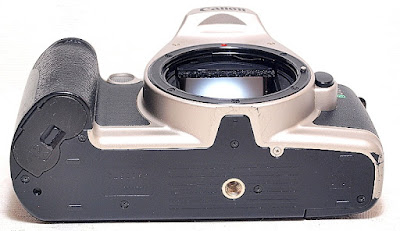 Canon EOS 500N, Bottom
