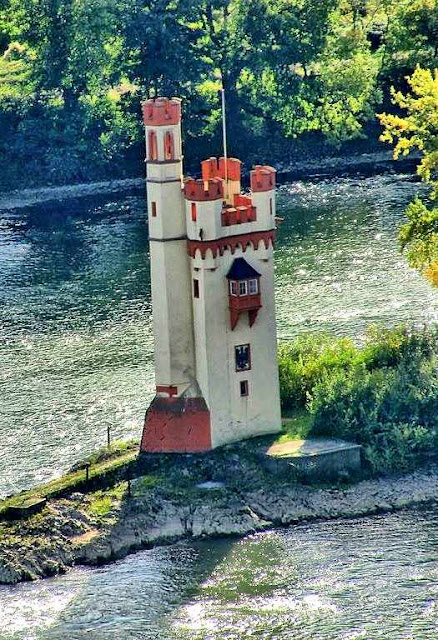 A Torre dos Ratos numa ilha do Reno 