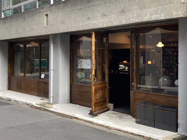 花と木が織りなすモダンカフェ浅草 From Afar の美しい固めプリン 昔ながらの固めプリンをひたすら食べ続けるブログ