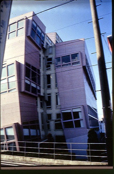 Edificio Nunotani en Tokio | Peter Eisenman | Inestabilidad tectónica