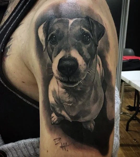 Increibre tatuaje realista de un perro en el hombre de una modelo