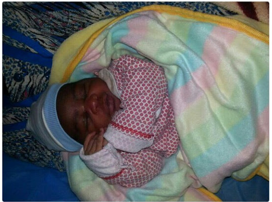 Photo: Nigerian migrant gives birth in Libya camp