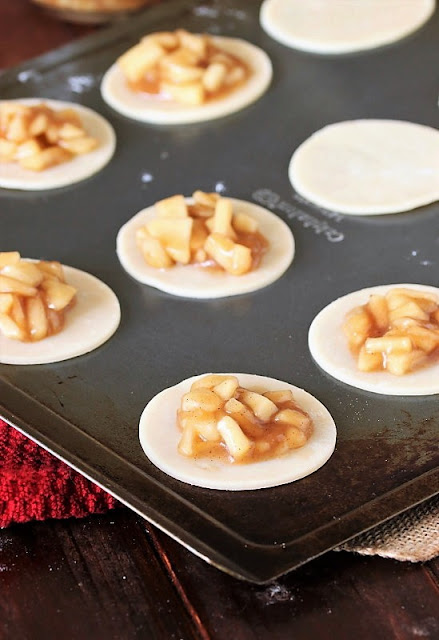  or toss them inwards lunchboxes every bit an extra particular process Apple Pie Cookies  {aka: 4-Bite Apple Pies}