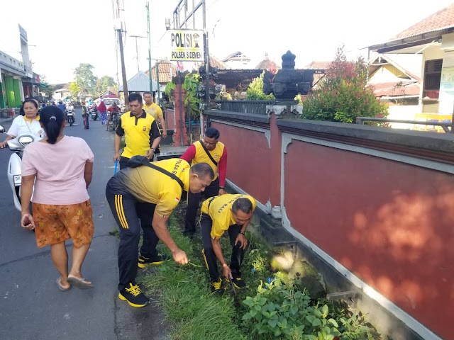 Ciptakan Lingkungan Bersih dan Asri, Wujud Kebersamaan Anggota Polsek Sidemen Polres Karangasem Laksanakan Kurve 