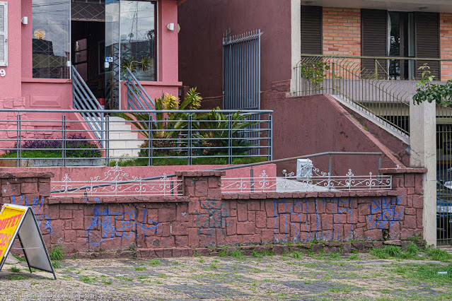 Casa na Rua David Carneiro - destaque para a grade no muro