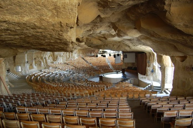 70.000 fiéis se reúnem em uma caverna que se transformou em igreja para adorar a Jesus no Egito