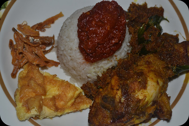 MY ALL: nasi lemak + ayam goreng berempah