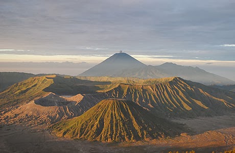 Keragaman Kenampakan  Alam  dan Buatan serta Pembagian 