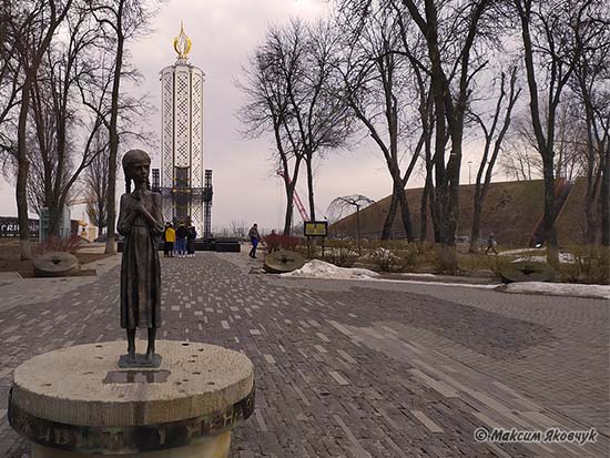 Фотограф Максим Яковчук: Національний музей Голодомору-геноциду — національний музей в Києві, розташований на Печерську і присвячений злочину Голодомору-геноциду в Україні. Старі назви: Національний музей «Меморіал жертв Голодомору» (до серпня 2019 року); Національний музей «Меморіал пам'яті жертв голодоморів в Україні» (до 2015 року). Розташований за адресою: вул. Лаврська, 3, м. Київ.