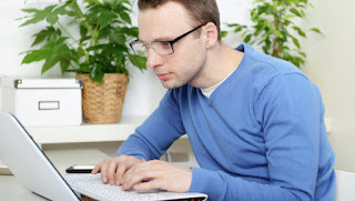 мужчина работает за компьютером