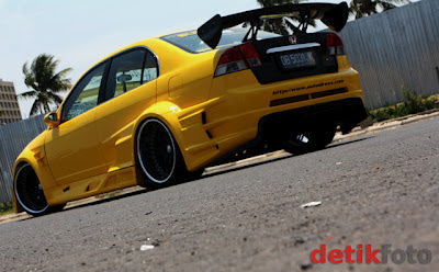 Modifikasi Mobil Honda Civic  jadi Bumblebee 