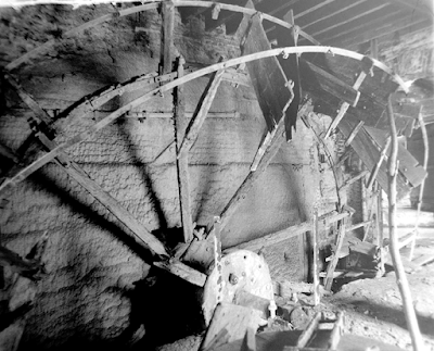 Le moulin de Pîtres, l’île Sainte-Hélène - La roue en 1978