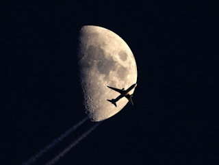 Gambar yang sangat menakjubkan pesawat yang terbang dilangit malam.