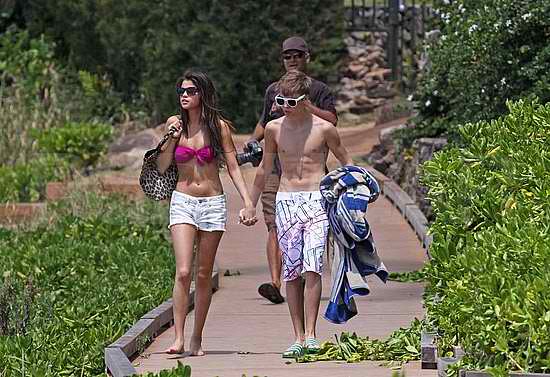 selena gomez and justin bieber on the beach. hair Justin Bieber And Selena