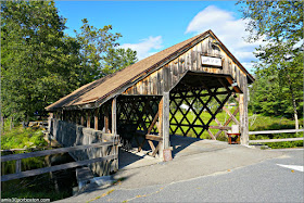 Bull Run Covered Bridge en Shirley, Massachusetts (Réplica de un Town Lattice Truss)